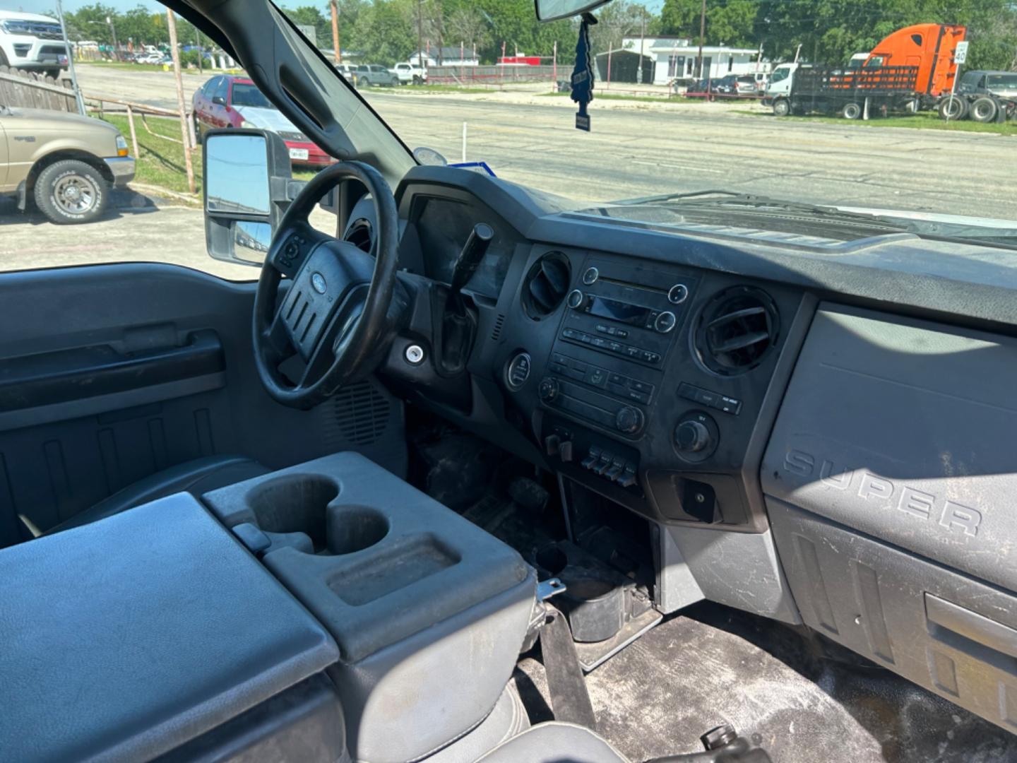 2013 White Ford F-550 (1FDUF5GTXDE) with an 6.7L V8 F OHV 32V engine, Automatic transmission, located at 1687 Business 35 S, New Braunfels, TX, 78130, (830) 625-7159, 29.655487, -98.051491 - Photo#2